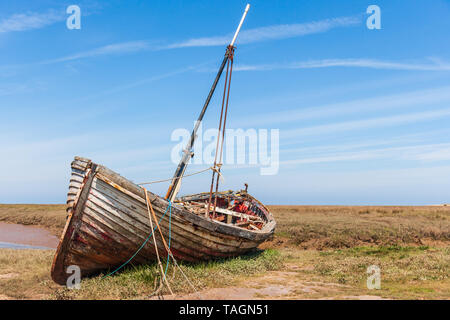 Vue sur le vieux bateau en bois abandonnés en décomposition sur le vieux port thornham North Norfolk Coast uk Banque D'Images