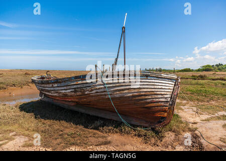 Vue sur le vieux bateau en bois abandonnés en décomposition sur le vieux port thornham North Norfolk Coast uk Banque D'Images