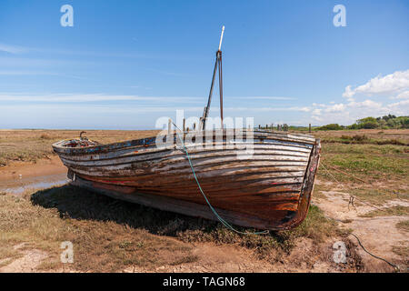 Vue sur le vieux bateau en bois abandonnés en décomposition sur le vieux port thornham North Norfolk Coast uk Banque D'Images