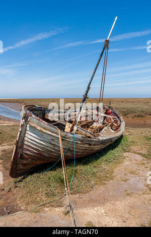 Vue sur le vieux bateau en bois abandonnés en décomposition sur le vieux port thornham North Norfolk Coast uk Banque D'Images