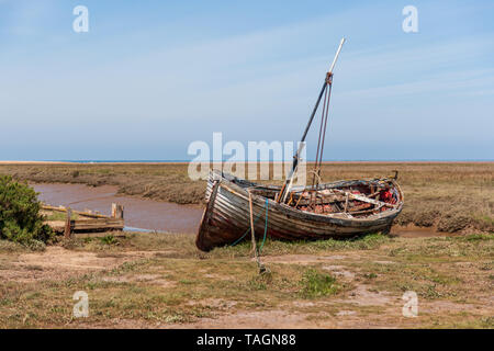 Vue sur le vieux bateau en bois abandonnés en décomposition sur le vieux port thornham North Norfolk Coast uk Banque D'Images