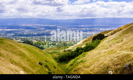 Vue aérienne de San Jose, une partie de la Silicon Valley ; Golden Hills visible dans l'avant-plan ; South San Francisco, Californie Banque D'Images