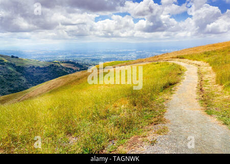 Sentier de randonnée à travers les collines de South San Francisco, San Jose visible à l'arrière-plan, en Californie Banque D'Images