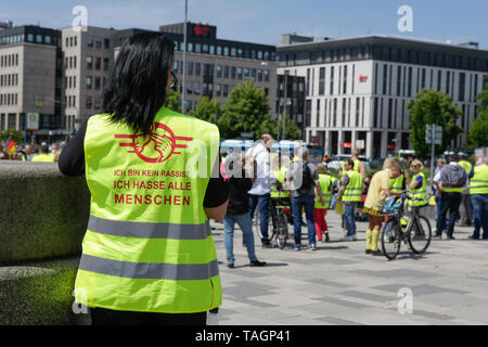 Wiesbaden, Allemagne. 25 mai 2019. Un manifestant porte un gilet jaune avec 'Je ne suis pas raciste, je déteste tous les gens'écrit dessus. En vertu de l'aile droite de 100 manifestants ont défilé avec jaune grâce à Wiesbaden, pour protester contre le gouvernement allemand. Ils ont été confrontés par de petites mais bruyant à l'encontre de protestation. Banque D'Images