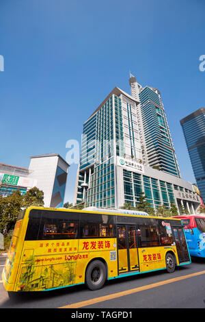 Electric city bus déménagement sur rue dans le quartier d'affaires central de Futian. Shenzhen, province de Guangdong, en Chine. Banque D'Images