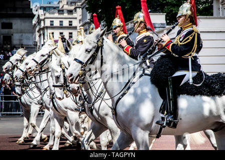 Horse Guards Parade, Westminster, London, UK. 25 mai 2019. Le général de Bathurst Une parade des couleurs la Horse Guards Parade d'examen. Ce premier examen qui précède par Sa Majesté la Reine Elizabeth II le 8 juin 2019. La parade et saluer anciennement célèbre l'anniversaire de Queens. Banque D'Images