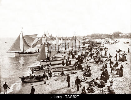 Une vue de la fin du xixe siècle de yachts sur la plage, et sur le point de part à la Régate d'août à Great Yarmouth, aka Yarmouth, une ville balnéaire à Norfolk, en Angleterre. Il a été une station balnéaire depuis 1760, fournissant également une passerelle entre le Classic" à la mer du Nord ainsi qu'un port de pêche de longue date. En tant que centre touristique, Yarmouth a pris de l'importance lorsqu'un chemin de fer construit en 1844 a donné aux visiteurs un accès plus facile et moins coûteux et provoqué l'afflux de colons. Banque D'Images