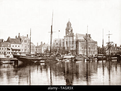 La fin du xixe siècle sur le port et l'hôtel de ville construit dans les années 1880 et un exemple classique de l'architecture gothique victorienne à Great Yarmouth, aka Yarmouth, une ville balnéaire à Norfolk, en Angleterre. Il a été une station balnéaire depuis 1760 et a pris de l'importance lorsqu'un chemin de fer construit en 1844 a donné aux visiteurs un accès plus facile et moins coûteux et provoqué l'afflux de colons. Banque D'Images