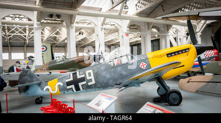 Guerre mondiale Deux Messerschmitt Bf 109 avion de chasse allemand à l'Imperial War Museum, Duxford, España Banque D'Images