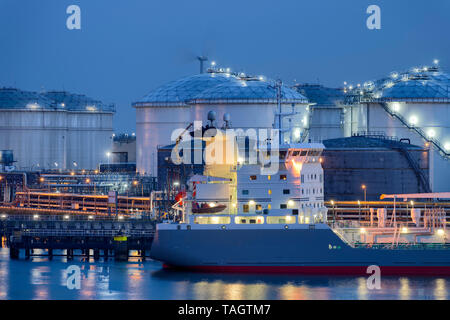 Les réservoirs de stockage de gaz naturel liquide et de ravitaillement au crépuscule, Port de Rotterdam Banque D'Images