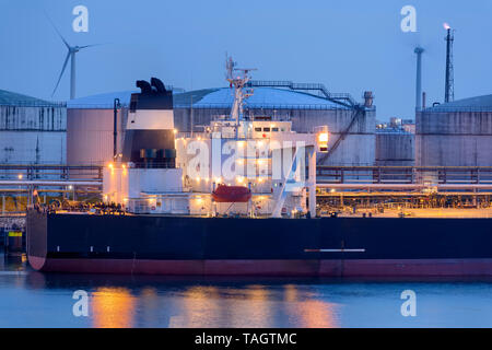 Les réservoirs de stockage de gaz naturel liquide et de ravitaillement au crépuscule, Port de Rotterdam Banque D'Images