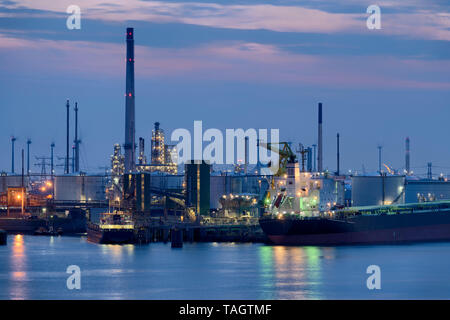 Les réservoirs de stockage de gaz naturel liquide et de ravitaillement au crépuscule, Port de Rotterdam Banque D'Images