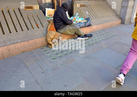 Londres, Angleterre, Royaume-Uni. Sans-abri dans la région de Whitehall, avec une bonne réserve d'eau en bouteille Banque D'Images