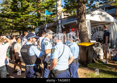 Les agents de police de Nouvelle-Galles du Sud parler à côté d'une tente à bière pendant le goût de Manly Manly food and wine festival de rue,Sydney, Australie Banque D'Images