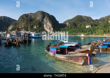 Bateaux Longtail à Ao Ton Sai sur la jetée de Koh Phi Phi, Thaïlande Banque D'Images