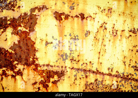 Image de la surface du métal rouillé avec des restes de peinture jaune Banque D'Images