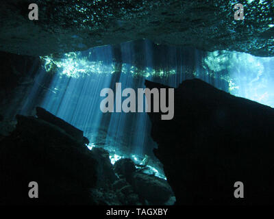 La réflexion de la lumière - sous l'eau à cenote Chac Mool dans la Riviera Maya, au Mexique. Banque D'Images