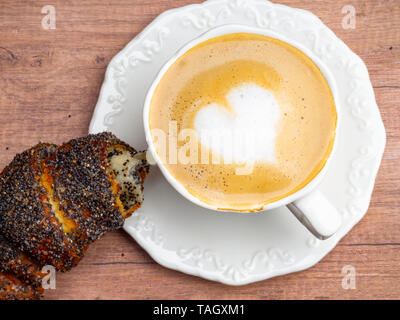 Café et croissant. table du petit déjeuner, du cappuccino dans le Banque D'Images