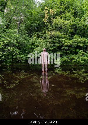 Ven 24 mai 2019, la Scottish Gallery of Modern Art, Edinburgh. '6 fois terrain', l'un de Antony Gormley's "6 FOIS" sculptures qui a été réinstallé dans l'eau de Leith. Installé à l'origine en 2010, ils ont été temporairement supprimé en raison de dommages causés par les inondations et sont réintégrés au cours de mai 2019. '6 fois' est composé de six chiffres à taille humaine, positionnée entre les motifs de la Scottish National Gallery of Modern Art et la mer à Leith Docks, Edinburgh. Banque D'Images