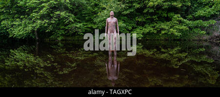 Ven 24 mai 2019, la Scottish Gallery of Modern Art, Edinburgh. '6 fois terrain', l'un de Antony Gormley's "6 FOIS" sculptures qui a été réinstallé dans l'eau de Leith. Installé à l'origine en 2010, ils ont été temporairement supprimé en raison de dommages causés par les inondations et sont réintégrés au cours de mai 2019. '6 fois' est composé de six chiffres à taille humaine, positionnée entre les motifs de la Scottish National Gallery of Modern Art et la mer à Leith Docks, Edinburgh. Banque D'Images