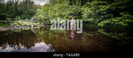 Ven 24 mai 2019, la Scottish Gallery of Modern Art, Edinburgh. '6 fois terrain', l'un de Antony Gormley's "6 FOIS" sculptures qui a été réinstallé dans l'eau de Leith. Installé à l'origine en 2010, ils ont été temporairement supprimé en raison de dommages causés par les inondations et sont réintégrés au cours de mai 2019. '6 fois' est composé de six chiffres à taille humaine, positionnée entre les motifs de la Scottish National Gallery of Modern Art et la mer à Leith Docks, Edinburgh. Banque D'Images