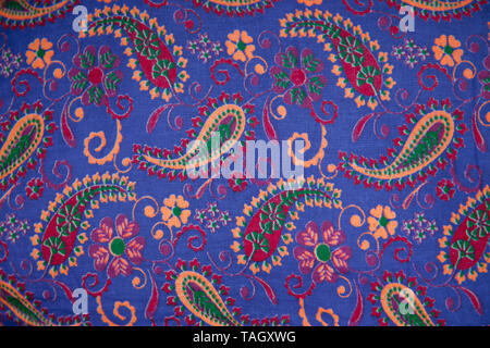 L'Azerbaïdjan Bakou - 19.03.2018 . La texture, l'arrière-plan, le tissu de soie est purpule . Paisley Pattern transparente . Buta sur du tissu de llustraition repeatin .JE Banque D'Images
