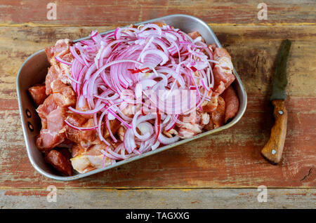 La viande de porc fraîche préparé pour la marinade sur les brochettes brochettes sur la plaque. Banque D'Images