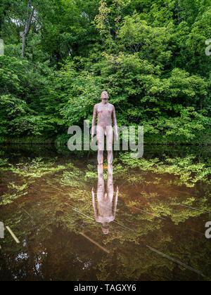 Ven 24 mai 2019, la Scottish Gallery of Modern Art, Edinburgh. '6 fois terrain', l'un de Antony Gormley's "6 FOIS" sculptures qui a été réinstallé dans l'eau de Leith. Installé à l'origine en 2010, ils ont été temporairement supprimé en raison de dommages causés par les inondations et sont réintégrés au cours de mai 2019. '6 fois' est composé de six chiffres à taille humaine, positionnée entre les motifs de la Scottish National Gallery of Modern Art et la mer à Leith Docks, Edinburgh. Banque D'Images