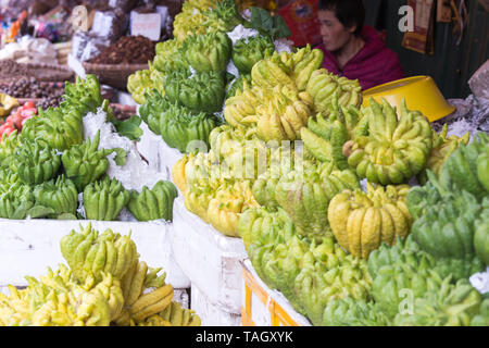 Hanoi - Vietnam 06 Janvier 2017 : vendeur de rue, la vente de cèdres dans les rues du vieux quartier de Hanoi, Vietnam Banque D'Images