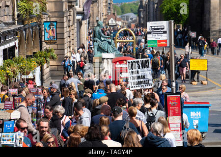 Voir de nombreux touristes entassés sur rue au Royal Mile à Lawnmarket à Édimbourg Vieille Ville, Ecosse, Royaume-Uni Banque D'Images