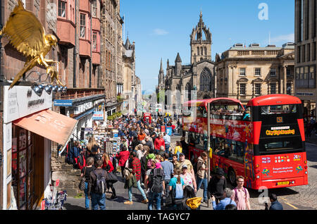 Voir de nombreux touristes entassés sur rue au Royal Mile à Lawnmarket à Édimbourg Vieille Ville, Ecosse, Royaume-Uni Banque D'Images