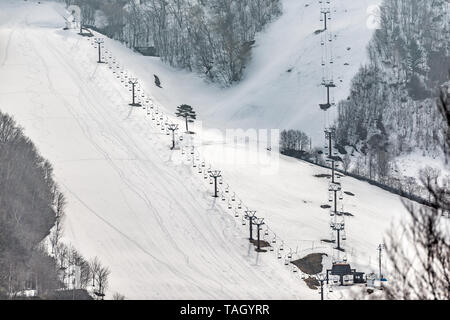 Takayama, Japon - 8 Avril, 2019 : début du printemps dans la préfecture de Gifu, Japon avec ski ascenseur près de villages et Shinhotaka Okuhida Ropeway avec l'hiver Banque D'Images