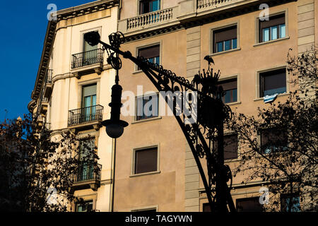 Barcelone, Espagne. Le 9 février 2019. Vieille lampe de rue sur l'avenue Passeig de Gracia Banque D'Images