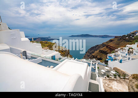 Vue panoramique à l'île de Santorin en Grèce, l'une des plus belles destinations de voyage du monde. Banque D'Images