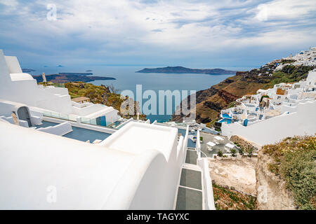 Vue panoramique à l'île de Santorin en Grèce, l'une des plus belles destinations de voyage du monde. Banque D'Images