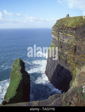 Les falaises de Moher (Aillte Mhothair) montrant un O'Brien's Tower, comté de Clare, Munster, République d'Irlande Province Banque D'Images