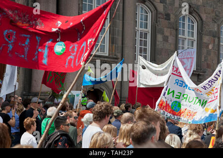 Copenhague, Danemark. 25 mai, 2019. Environ 30 000 personnes prennent part à la Mars Climat Climat, le plus important encore mars au Danemark. Démonstration et discours à Christianborg Palace Square en face du parlement danois. Discours par, entre autres, les responsables politiques danois et suédois 16 ans activiste climatique Greta Thunberg. De nombreux politiciens danois de la plupart des partis politiques sont présents, l'intérêt probablement renforcée par la campagne électorale pour les élections du Parlement de l'UE à venir demain au Danemark et les danois élection générale le 5 juin de cette année. Credit : Niels Quist/Alamy. Banque D'Images