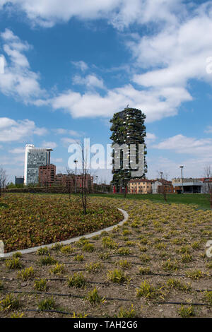 Milan : Biblioteca degli alberi, Bibliothèque d'arbres, parc public de Porta Nuova avec célèbre bâtiment Bosco verticale (Vertical) de la forêt par Boeri Studio Banque D'Images