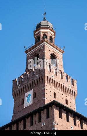 Milan, Italie : le Biscione, azure serpent dans la loi de la consommation d'un humain, emblème de la maison de Visconti sur la Tour de Filarete le château Sforza Banque D'Images