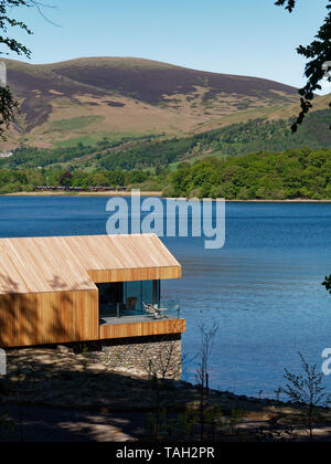 Beau bois et de la pierre d'un hangar à bateaux sur la rive du Derwent Water dans le Lake District Banque D'Images