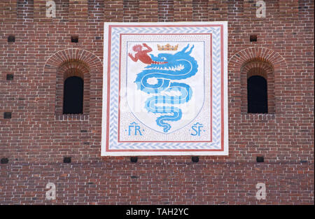 Milan, Italie : le Biscione, azure serpent dans la loi de la consommation d'un humain, emblème de la maison de Visconti sur la Tour de Filarete le château Sforza Banque D'Images