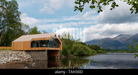 Beau bois et de la pierre d'un hangar à bateaux sur la rive du Derwent Water dans le Lake District Banque D'Images