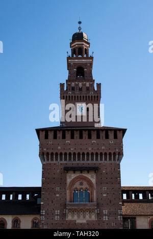 Milan, Italie : le Biscione, azure serpent dans la loi de la consommation d'un humain, emblème de la maison de Visconti sur la Tour de Filarete le château Sforza Banque D'Images