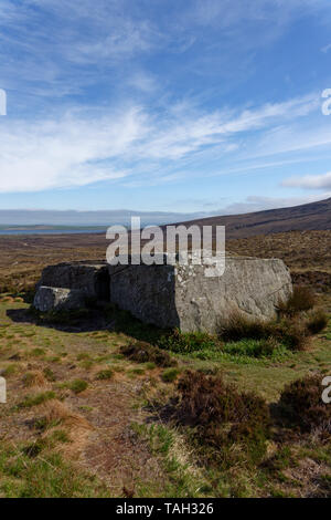 Le Dwarfie Stane est un tombeau mégalithique chambré sur l'île d'Orkney Hoy. On croit être autour de 5000 ans. Banque D'Images