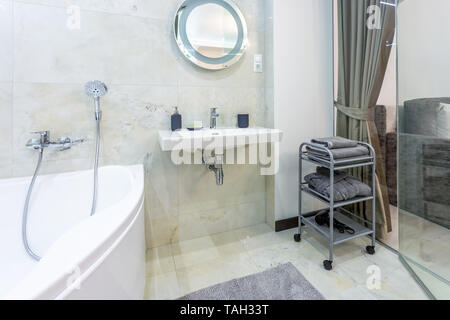 Détail d'une douche d'angle avec jacuzzi douche montage mural Banque D'Images