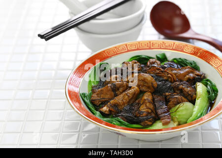 Les huîtres séchées braisées avec mousse noire (ho voir fat choy ) , Nouvel an chinois traditionnels lave Banque D'Images