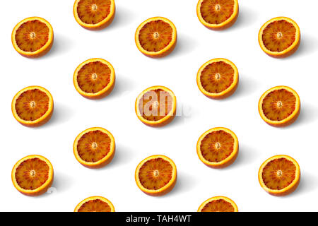 Les tranches d'orange sur fond blanc. Vue de dessus, l'été créative concept. Banque D'Images