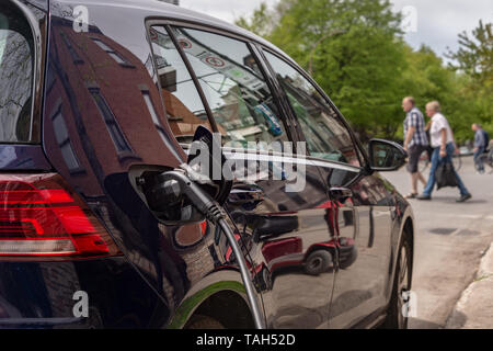 Montréal, CA - 25 mai 2019 : voiture électrique branché sur une station de charge pour VE. Banque D'Images