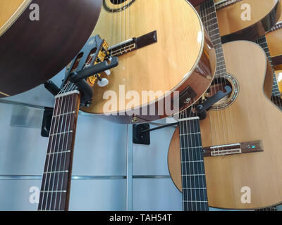 Close-up d'une variété de bois acoustique guitares dans un magasin d'instruments de musique, d'arrière-plan ou un concept à propos de la musique, selective focus Banque D'Images