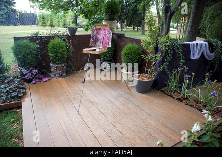 Avec chevalet en bois sur un podium dans le jardin Banque D'Images